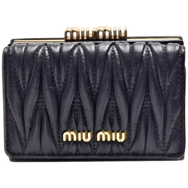 【MIU MIU】經典品牌LOGO皺褶nappa小羊皮釦式零錢袋短夾(黑色5ME005-MATELASSE-NERO)