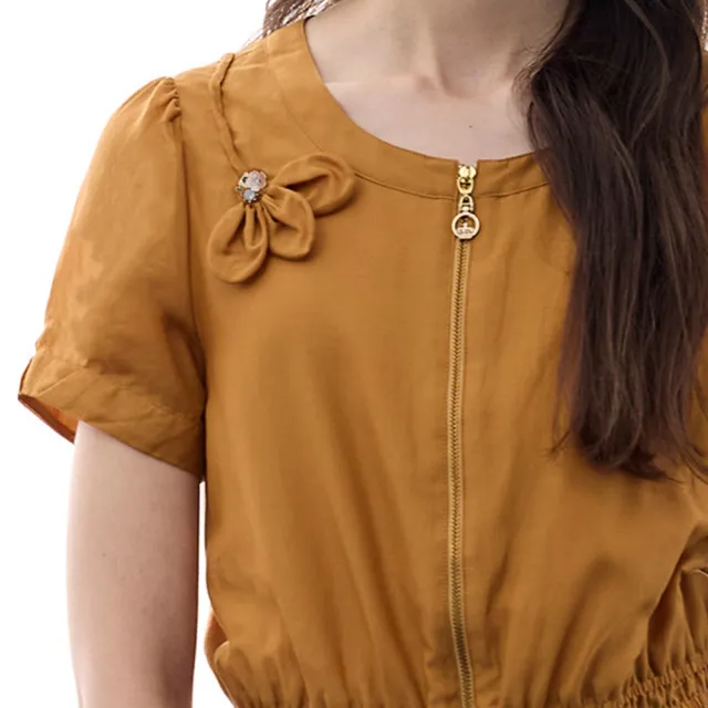 【ILEY 伊蕾】立體花朵拉鍊蠶絲短袖外套(卡其；M-XL；1252014023)