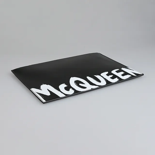【ALEXANDER MCQUEEN】ALEXANDER McQUEEN白字LOGO拉鍊小牛皮男士手拿包(黑)