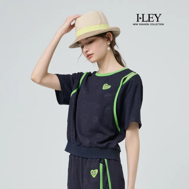 【ILEY 伊蕾】立體壓紋跳色露肩配條上衣(深藍；M-2L；1252681004)