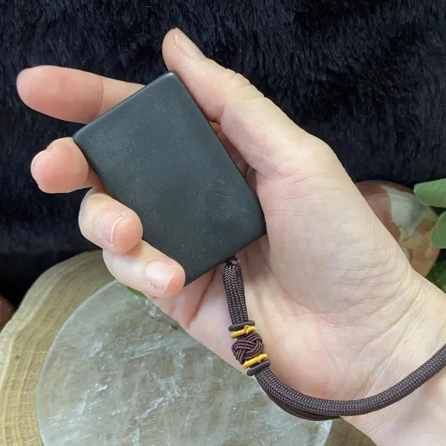 【Cozy 世界水晶原礦與茶】藥珀 頂級黑藥珀 無事牌  30-7(消磁化煞增能量)