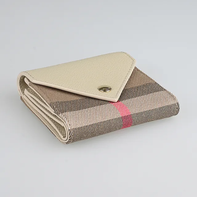 【BURBERRY 巴寶莉】BURBERRY Lila經典壓印LOGO格紋棉織布搭牛皮4卡釦式三折信封短夾(淺米)