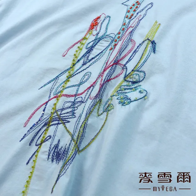 【MYVEGA 麥雪爾】抽象線條刺繡落肩上衣-淺藍(復古T/)