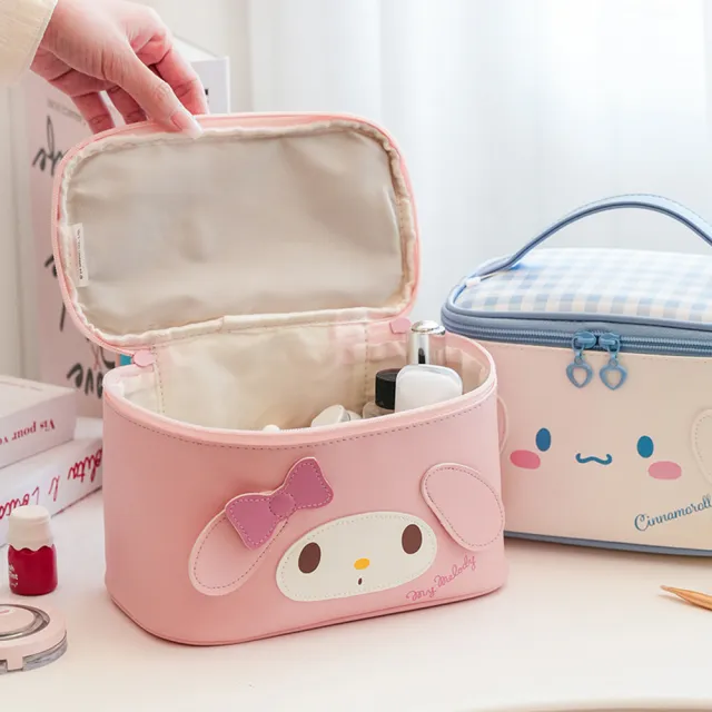 【SANRIO 三麗鷗】雙11 三麗鷗手提箱型大容量化妝包盥洗包(酷洛米/美樂蒂/大耳狗/凱蒂貓)