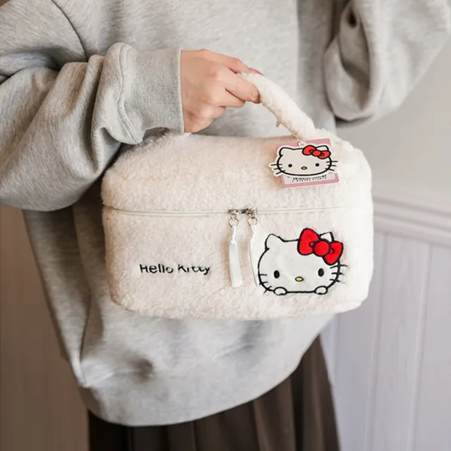 【SANRIO 三麗鷗】雙11 三麗鷗毛絨刺繡大容量手提化妝包盥洗包(酷洛米/美樂蒂/大耳狗/凱蒂貓)