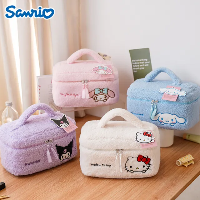 【SANRIO 三麗鷗】雙11 三麗鷗毛絨刺繡大容量手提化妝包盥洗包(酷洛米/美樂蒂/大耳狗/凱蒂貓)