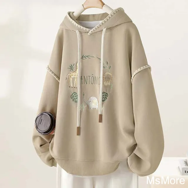【MsMore】連帽抽繩學院風刺繡卡其長袖休閒減齡上衣#123817(卡其)