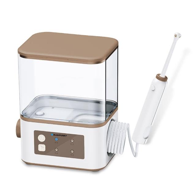 適用於大小型犬的磁吸式收納握把三款專利噴頭沖牙機,1000ML大容量設計,到哪都能潔牙。高壓水流潔齒,有效清除牙菌斑,提升寵物口腔清潔與除臭效果,是專業的寵物口腔護理工具。 BLAUPUNKT藍寶 BPH-TB02RP