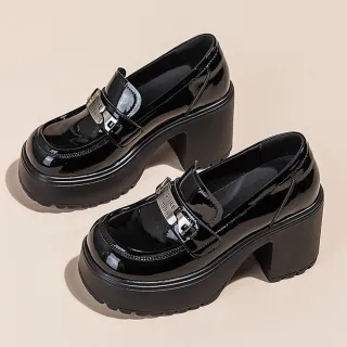 【JP Queen New York】英文鐵牌漆皮女款內增高粗高跟樂福鞋(黑色)