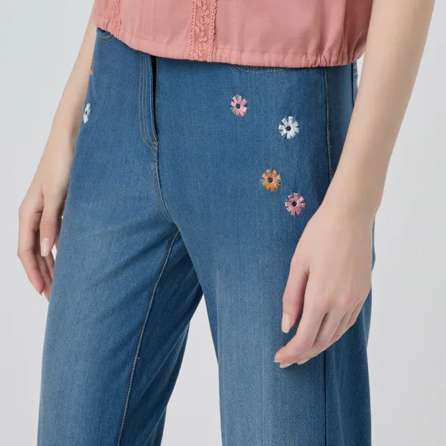 【ILEY 伊蕾】小花刺繡棉質牛仔褲(藍；M-2L；1252338614)