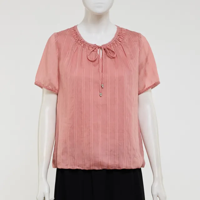【ILEY 伊蕾】綁帶蕾絲直條紋短袖上衣(粉；M-XL；1252241004)