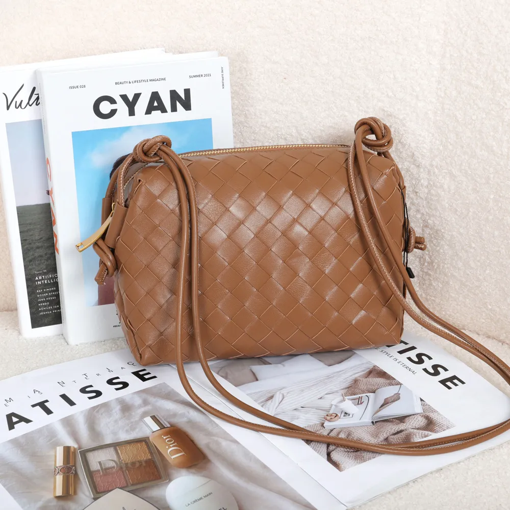 【VERTEX】高質感羊皮編織斜背包-B