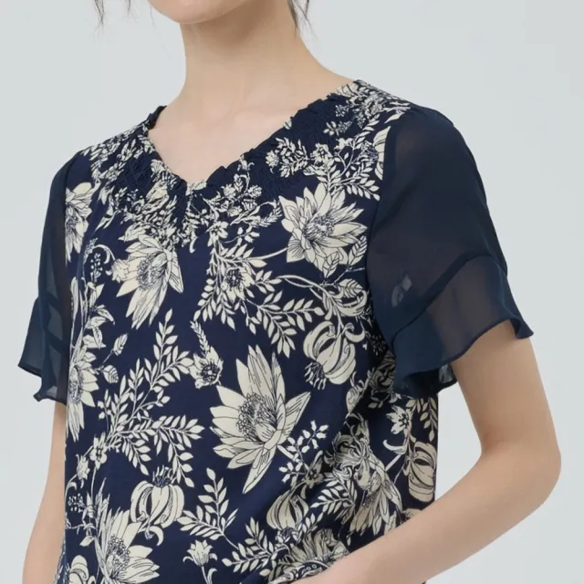 【ILEY 伊蕾】拼接雪紡縲縈印花上衣(深藍；M-2L；1252071410)