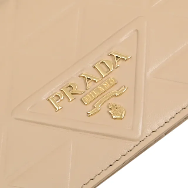 【PRADA 普拉達】經典浮雕三角LOGO皮革格紋多卡對折中夾(沙色)