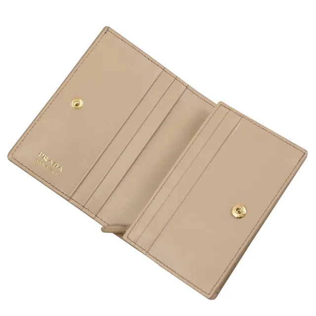 【PRADA 普拉達】經典浮雕三角LOGO皮革格紋對折零錢短夾(沙色)