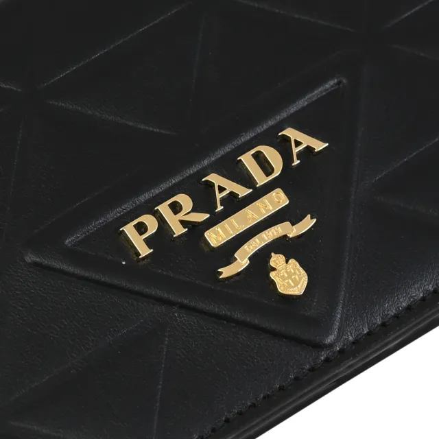 【PRADA 普拉達】經典浮雕三角LOGO皮革格紋多卡對折中夾(黑)