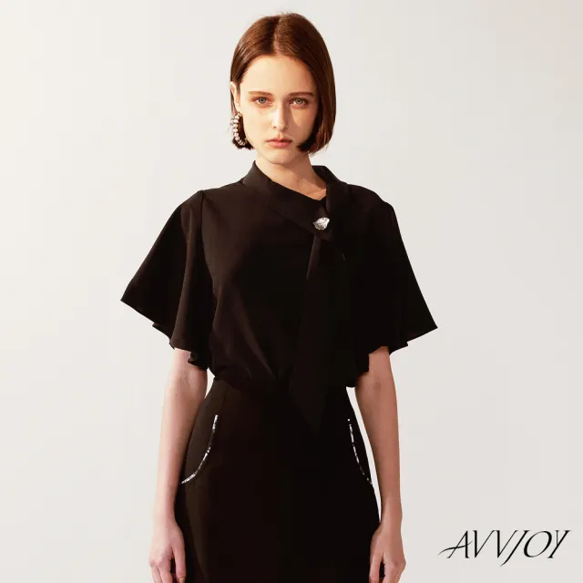 【AVVJOY 艾薇卓爾】荷葉邊飄帶上衣(上衣 短袖 大學t 短袖上衣 短袖t恤 寬鬆上衣 CLA0497TP)