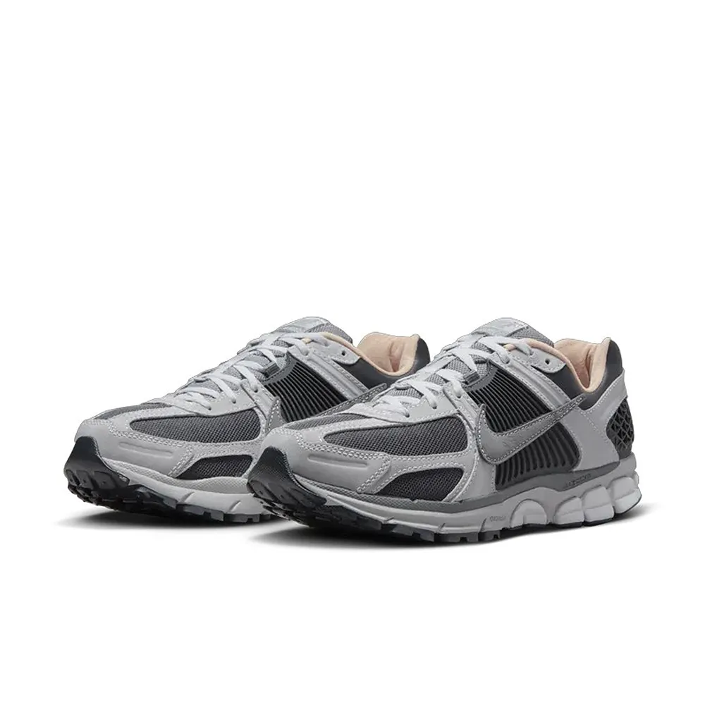 【NIKE 耐吉】NIKE ZOOM VOMERO 5 深灰 黑 回彈 運動鞋 慢跑鞋 休閒鞋 男鞋 女鞋(HV5982-001)