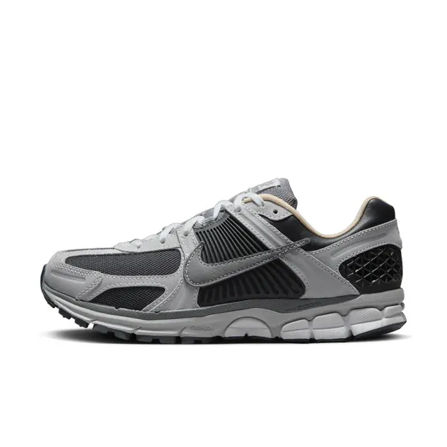【NIKE 耐吉】NIKE ZOOM VOMERO 5 深灰 黑 回彈 運動鞋 慢跑鞋 休閒鞋 男鞋 女鞋(HV5982-001)