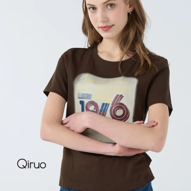 【Qiruo 奇若名品】輕質彈性棉圓領胸前印染 咖啡色短袖上衣7021A