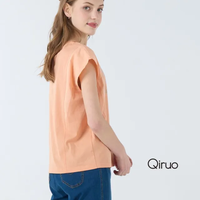 【Qiruo 奇若名品】光滑棉質 胸前亮粉英文小包袖粉橘色上衣7015A