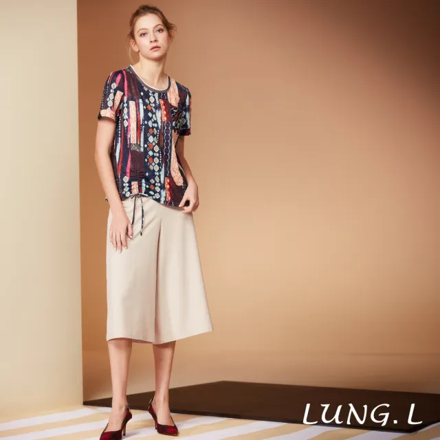 【LUNG.L 林佳樺】LR58A 藍色圖騰印花下擺綁結短袖上衣(春夏新品)