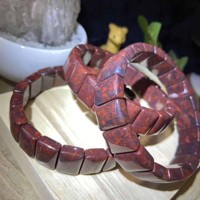 【Cozy 世界水晶原礦與茶】新疆紅伊丁手排 66-2(可逢凶化吉、辟邪驅魔)