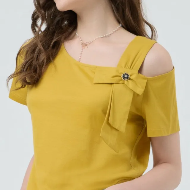 【ILEY 伊蕾】單邊露肩蝴蝶結短袖上衣(黃；M-XL；1252181233)