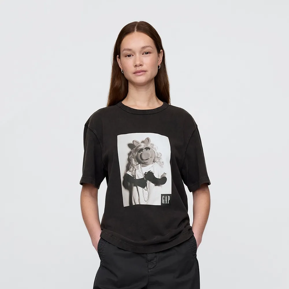 【GAP】男女同款 Gap x The Muppets聯名 Logo純棉印花圓領短袖T恤-灰黑色(750248)