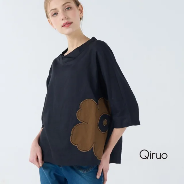 【Qiruo 奇若名品】棉麻質感七分袖大圓弧領 寬鬆古風腰間車縫大花 黑色上