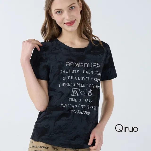 【Qiruo 奇若名品】彈性棉布料胸前水鑽英文字黑灰暈染短袖削腰上衣7104A