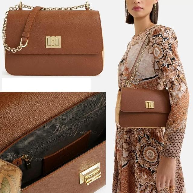 【Alviero Martini】義大利地圖包 輕奢典雅 翻蓋金釦鍊帶側背包25cm(咖啡x地圖黃)