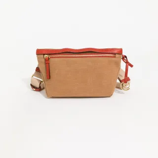 【ZODENCE 佐登司】ZODENCE SAFARI恆彩帆布寬底斜背包(駝)