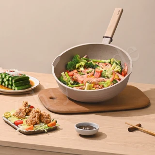 【Taste Plus】悅味元麥 瑞士科技 陶土內外不沾鍋 平底炒鍋 24cm IH爐可用鍋(贈瀝水鍋蓋+木鏟)