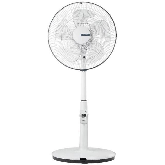 CHIMEI奇美 DC上控式轉盤搖控 DF-16A301 DC直流扇，採用背蓋免彎腰設計，方便操作遙控器，可輕鬆掌握所需風力。具備三段風速、五片式葉片，適用於冷氣、電暖器等家電使用。產品尺寸為長450x寬405x高835-1030mm，耗電功率27W，重量3.8kg，電壓110V 60Hz，並取得BSMI許可字號R63830。