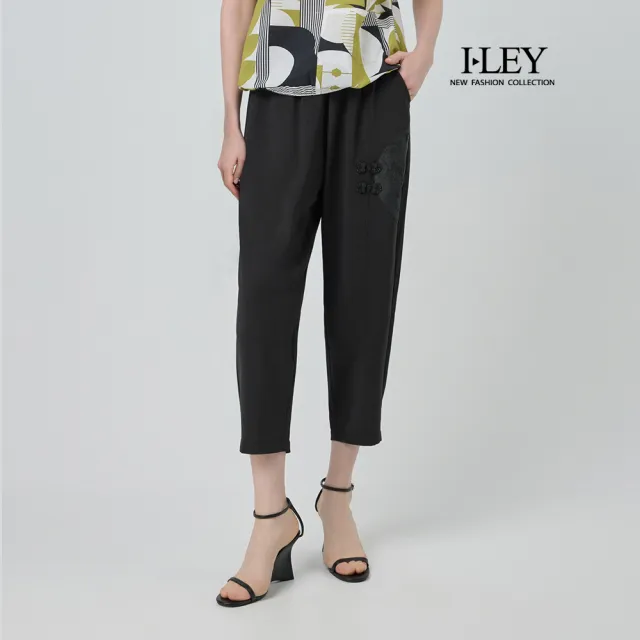 【ILEY 伊蕾】盤釦刺繡鬆緊腰燈籠褲(黑;M-2L;1252676602)