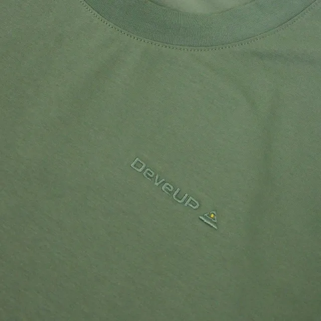 【DeveUP】『DeveUP』冰瓷棉寬版圓領刺繡LOGO素T恤(產品編號 : D03416-46)