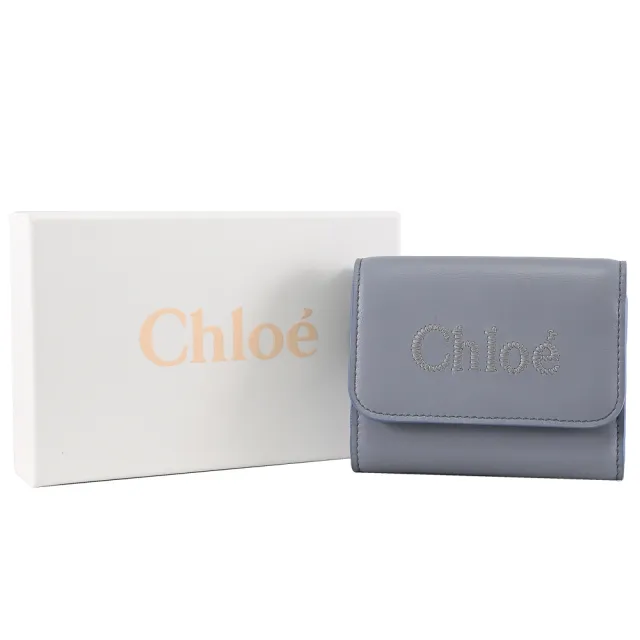 【Chloe’ 蔻依】SENSE 簡約電繡品牌LOGO小牛皮三折扣式零錢短夾(灰藍)