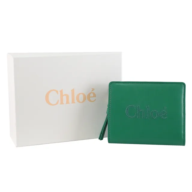 【Chloe’ 蔻依】SENSE 簡約電繡品牌LOGO小牛皮對折扣式零錢短夾(綠)