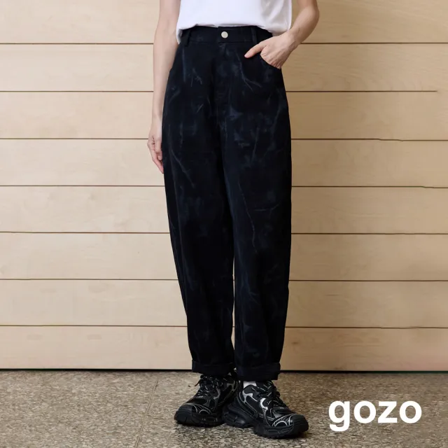 【gozo】帥氣斑駁感寬鬆彎刀褲(兩色)