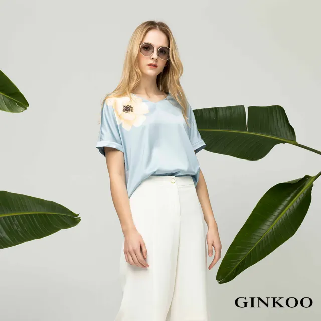 【GINKOO 俊克】V領花印短袖上衣