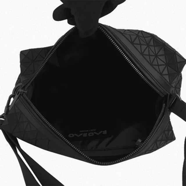 【ISSEY MIYAKE 三宅一生】BAOBAO 細格紋斜背馬鞍包(霧面黑)