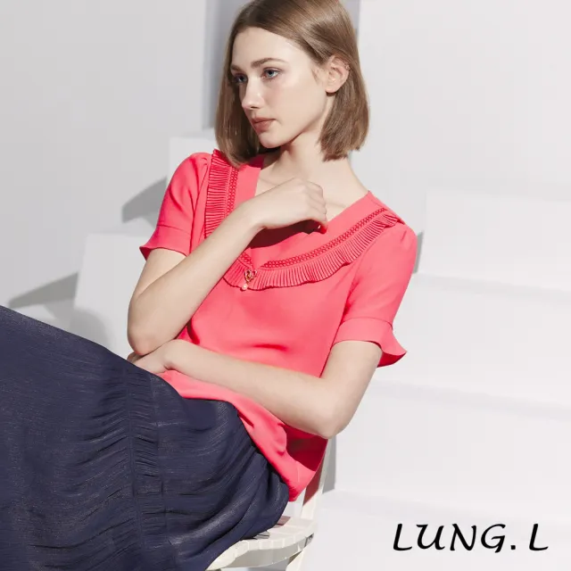 【LUNG.L 林佳樺】LS33A 珊瑚紅造型披領素雅短袖女裝上衣(春夏新品)