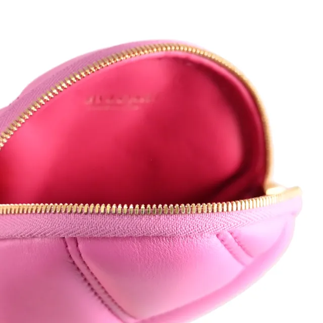 【BVLGARI 寶格麗】品牌經典蛇頭絎縫牛皮圓餅零錢包小廢包斜背包(桃紅)