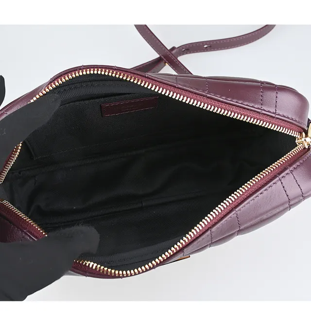 【BURBERRY 巴寶莉】BURBERRY Lola系列金鍊帶絎縫格紋小羊皮斜背/相機包(酒紅)