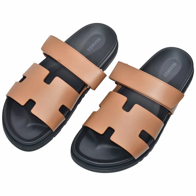 【Hermes 愛馬仕】Chypre sandal系列經典H LOGO小牛皮露趾涼鞋/二舅鞋(棕色-H222000ZH-BROWN)