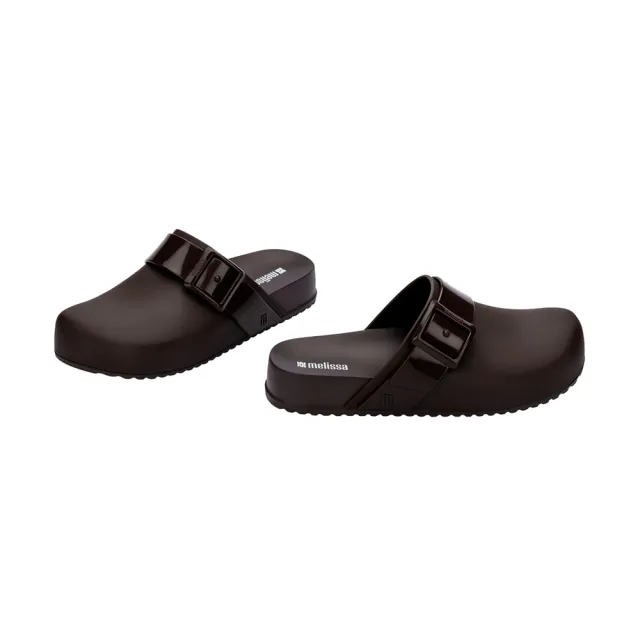 【Melissa】皮帶造型平底穆勒鞋(咖啡色) 防潑水