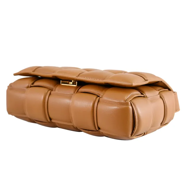 【BOTTEGA VENETA 寶緹嘉】Padded Cassette 手工大格編織羊皮翻蓋枕頭包斜背包(駝 小)