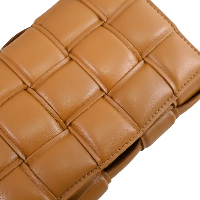 【BOTTEGA VENETA 寶緹嘉】Padded Cassette 手工大格編織羊皮翻蓋枕頭包斜背包(駝 小)