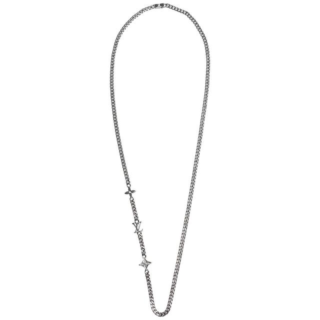 全新 LouisVuitton路易威登 M01490 經典 Monogram Row 系列黃酮金屬 Monogram 花卉ｘ標誌項鍊，採用合金與銅製成，全長約64CM，附原廠防塵套與原廠包裝盒，展現LV經典圖騰與時尚設計，適合日常佩戴與收藏。